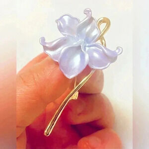Cute 💐 Iris  Flower 💐 Brooch